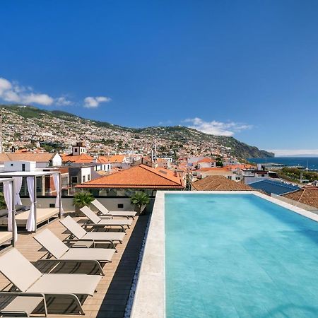 Barcelo Funchal Oldtown Ξενοδοχείο Εξωτερικό φωτογραφία The rooftop pool at the Hotel Porto Santo