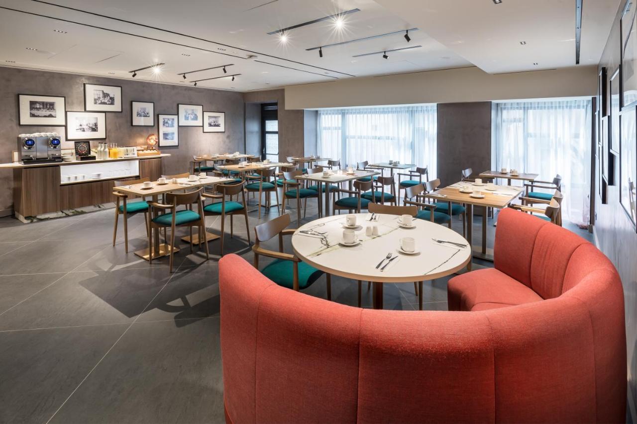 Barcelo Funchal Oldtown Ξενοδοχείο Εξωτερικό φωτογραφία The Lounge at Hong Kong International Airport