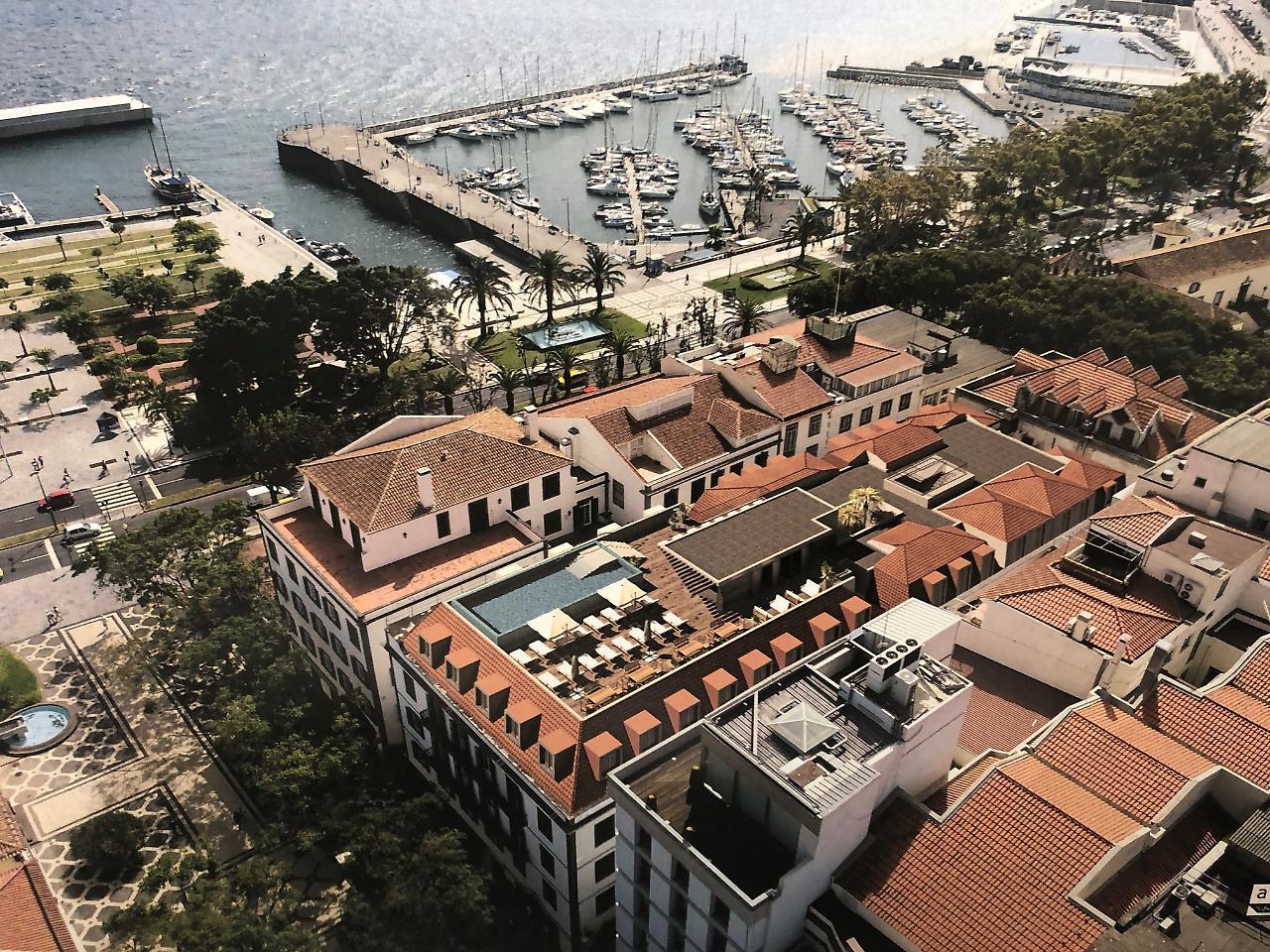 Barcelo Funchal Oldtown Ξενοδοχείο Εξωτερικό φωτογραφία The rooftop pool at the Hotel de la Paix